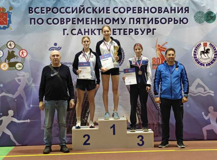 Кадеты В, награждение девушки